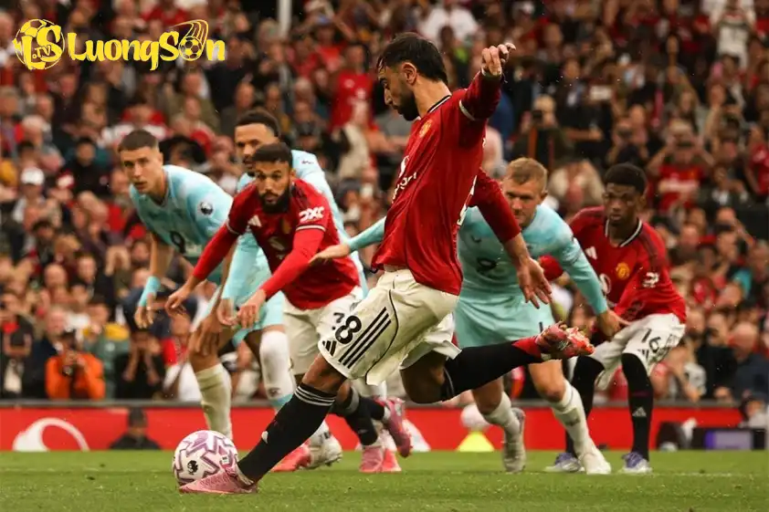 Bruno Fernandes giúp Manchester United có được 3 điểm sau chuỗi 3 trận không thắng ở mọi đấu trường (Ảnh: Manchester United). Bruno Fernandes giúp Manchester United có được 3 điểm sau chuỗi 3 trận không thắng ở mọi đấu trường (Ảnh: Manchester United).