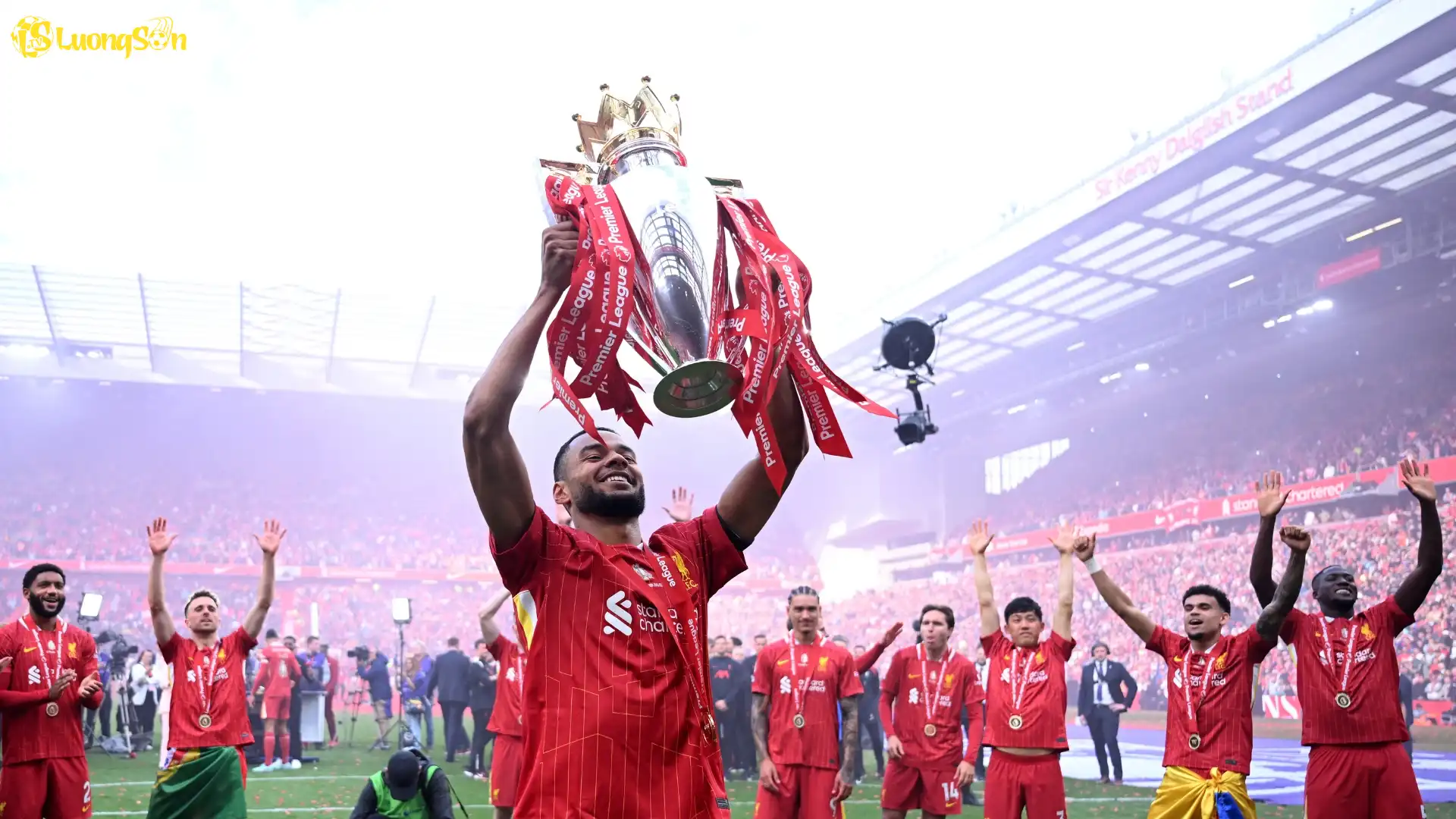 Tiền đạo người Hà Lan góp công giúp Liverpool đăng quan Ngoại hạng Anh mùa trước (Ảnh: LFC) Tiền đạo người Hà Lan góp công giúp Liverpool đăng quan Ngoại hạng Anh mùa trước (Ảnh: LFC)