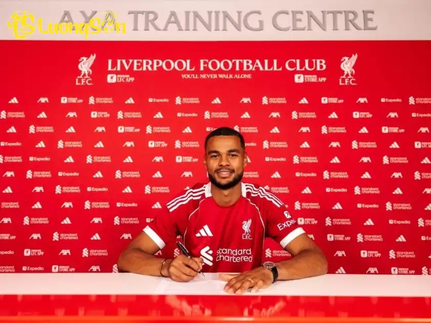 Gakpo đặt bút ký bản hợp đồng mới với Liverpool (Ảnh: LFC) Gakpo đặt bút ký bản hợp đồng mới với Liverpool (Ảnh: LFC)