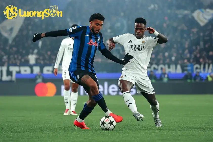 Atalanta (trái) sẽ hưởng niềm vui trọn vẹn ở trận mở màn Serie A 2025/2026