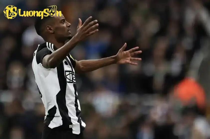 Mối quan hệ giữa Isak và Newcastle lúc này là vô cùng căng thẳng