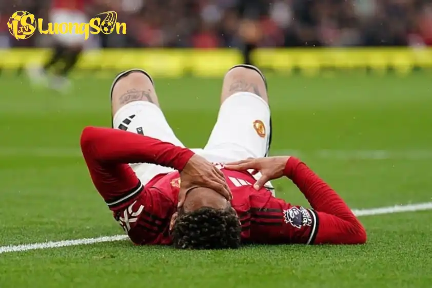 Cunha gặp vấn đề ở phút thứ 31 của trận đấu tại Old Trafford (Ảnh: Daily Mail).