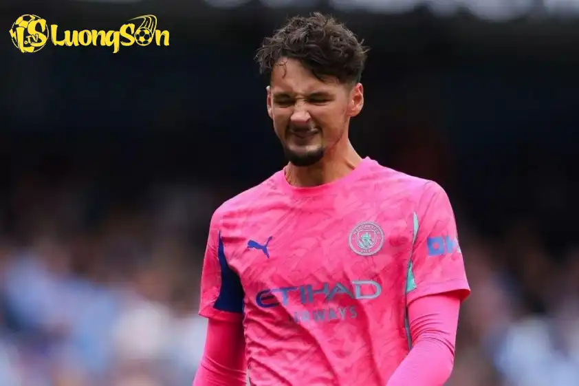 James Trafford tiếp tục bắt chính trong khung gỗ của Manchester City (Ảnh: MEN). James Trafford tiếp tục bắt chính trong khung gỗ của Manchester City (Ảnh: MEN).