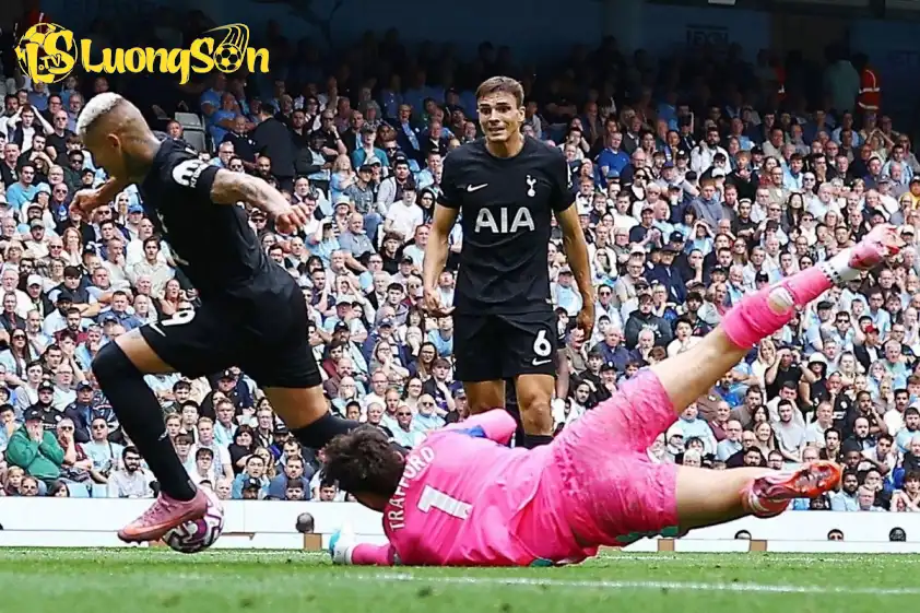 Trafford mắc sai lầm trong trận thua 0-2 trước Tottenham (Ảnh: The Guardian). Trafford mắc sai lầm trong trận thua 0-2 trước Tottenham (Ảnh: The Guardian).