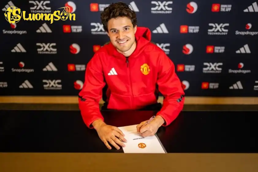 Lammens gia nhập Manchester United trong ngày cuối kỳ chuyển nhượng với mức phí 18 triệu Bảng từ Royal Antwer. Ảnh: The Sun. Lammens gia nhập Manchester United trong ngày cuối kỳ chuyển nhượng với mức phí 18 triệu Bảng từ Royal Antwer