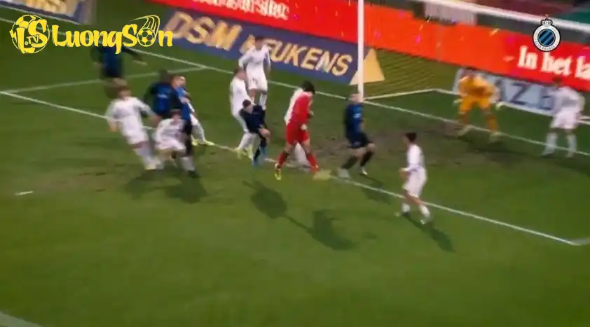 Senne Lammens từng ghi bàn trong một trận đấu căng thẳng Ảnh: X/ClubBrugge Senne Lammens từng ghi bàn trong một trận đấu căng thẳng