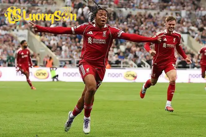 Thần đồng Rio Ngumoha và bàn thắng kết liễu Newcastle (Ảnh: GOAL) Thần đồng Rio Ngumoha và bàn thắng kết liễu Newcastle